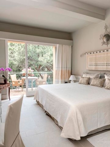 Helles Schlafzimmer mit gemütlichem Bett und Balkon im Hotel Il Castello