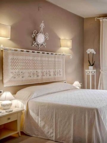 Gemütliches Hotelzimmer mit romantischem Licht und dekorativem Wandteppich