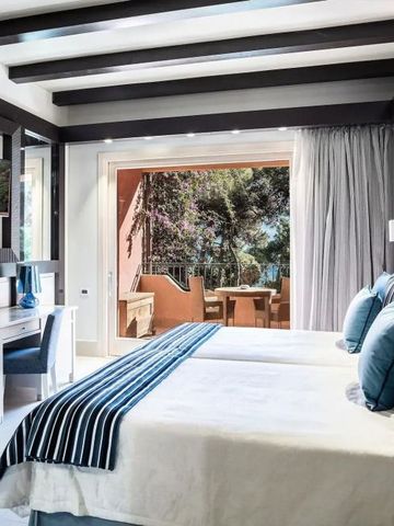 Stilvolles Zimmer mit direktem Zugang zu Terrasse und Blick ins Grüne