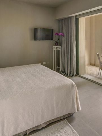 Gemütliches Zimmer mit Zugang zur überdachten Terrasse mit Ausblick