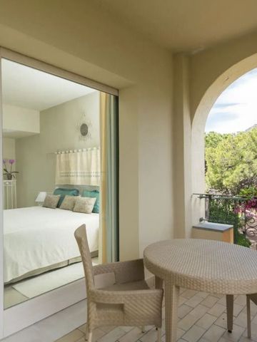 Geräumiger Balkon mit Möbeln und Blick auf das Grün