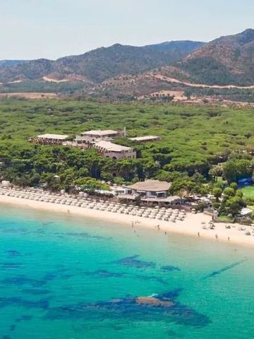 Luftaufnahme des Forte Village Resort mit Strand und türkisfarbenem Meer
