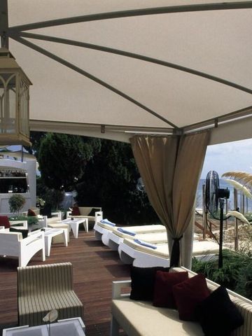 Elegante Terrasse mit Sofas und Meerblick im Forte Village Resort