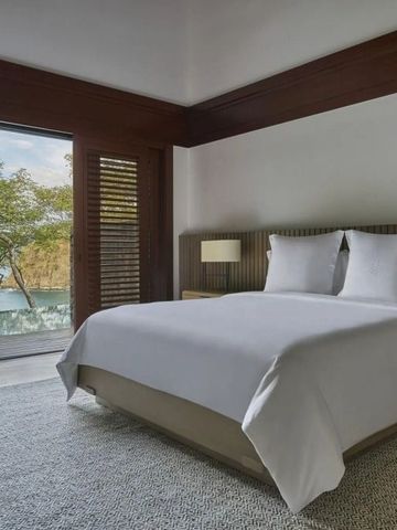 Helles Schlafzimmer mit Blick auf das Wasser und zeitgenössischer Einrichtung.