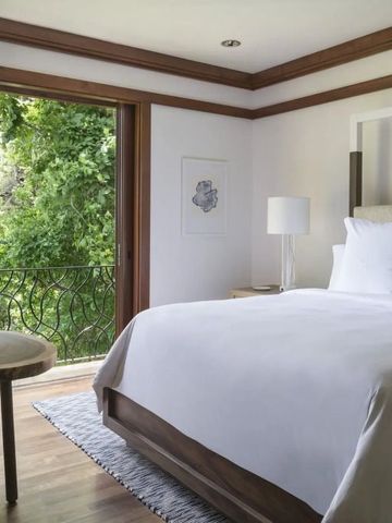 Gemütliches Zimmer mit Balkon und Blick ins Grüne.