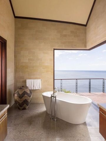 Freistehende Badewanne mit Meerblick und offener Architektur