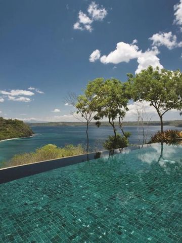 Infinity Pool mit Blick auf den Ozean und die umliegende Landschaft