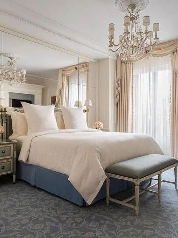 Elegantes Hotelzimmer mit Kronleuchter und hellen Farben im Four Seasons George V.