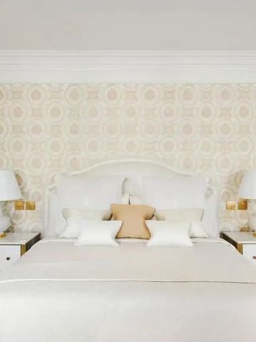 Geräumiges Schlafzimmer mit eleganten Nachttischen und neutralem Dekor.