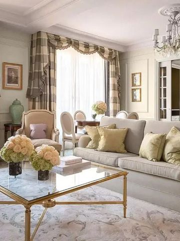 Luxuriöser Wohnbereich mit Sofas und dekorativen Elementen im klassischen Stil.