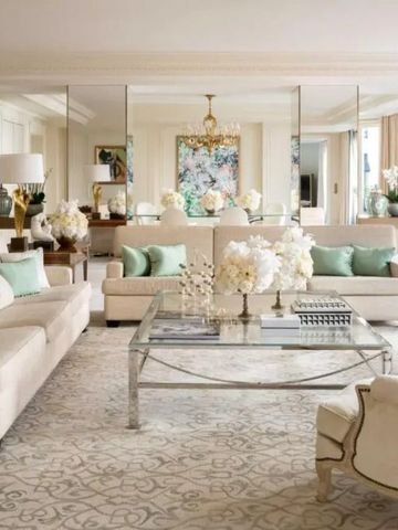 Elegant eingerichtete Hotelsuite mit beigen Sofas und gläsernem Couchtisch