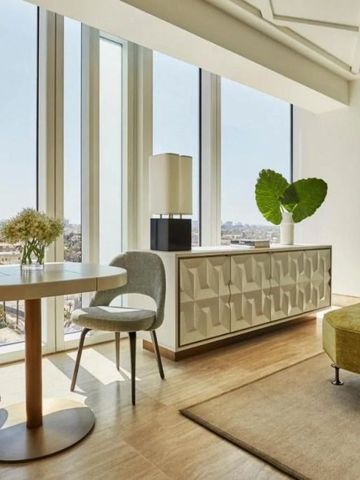 Helles Zimmer mit modernen Möbeln und großem Fenster im Four Seasons Hotel.