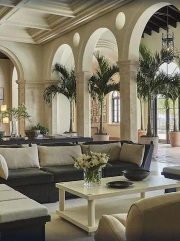 Luxuriöse Hotellobby mit hohen Bögen und Pflanzen im Four Seasons Hotel.