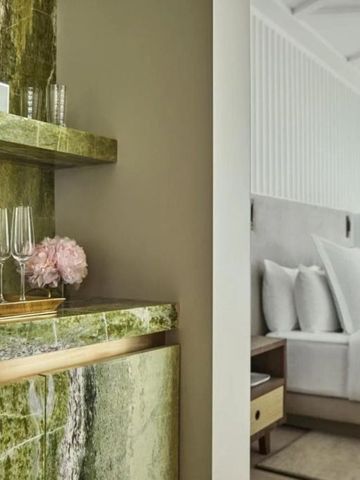 Zimmer im Four Seasons Hotel mit grünem Marmordekor und eleganten Möbeln.