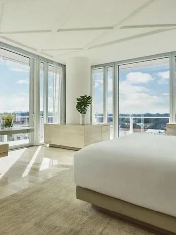 Geräumiges Zimmer mit großem Bett und Panoramafenster mit Meerblick