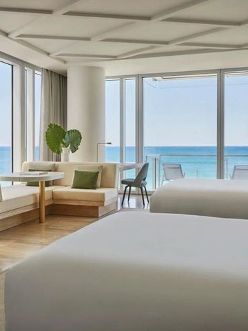 Zimmer mit zwei Betten und Panoramablick auf den Ozean