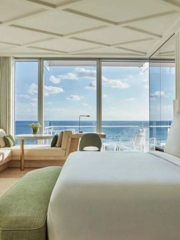 Luxuriöses Hotelzimmer mit großem Fenster und Blick auf das Meer