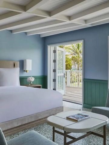 Elegantes Hotelzimmer mit modernem Dekor und großem Balkon.