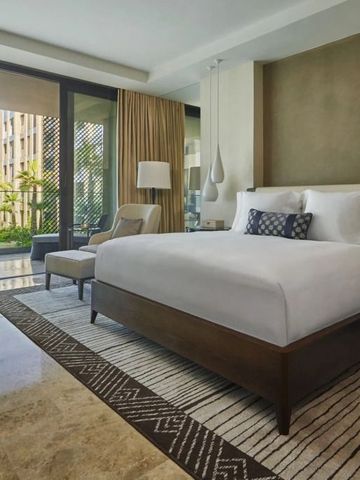 Geräumiges Zimmer mit großem Bett und Balkon mit Blick auf die Umgebung