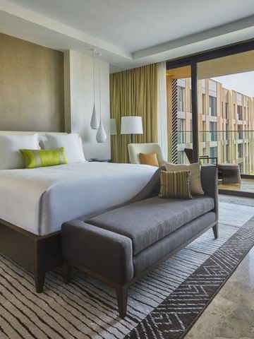 Luxuriöses Zimmer mit moderner Einrichtung und Meerblick