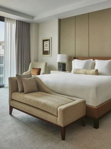 Zimmer im zeitgenössischen Stil mit großem Bett und Sitzbereich