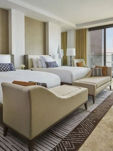 Modernes Zimmer mit zwei großen Betten und stilvoller Einrichtung