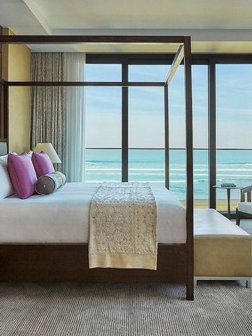 Helles Schlafzimmer mit Himmelbett und Meerblick