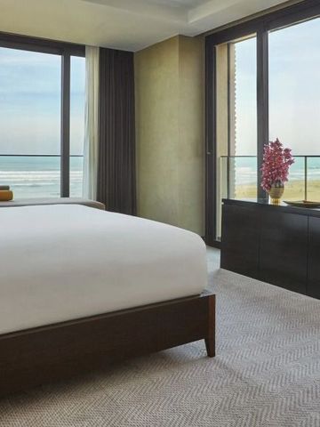 Hotelzimmer mit großem Fenster und Meerblick