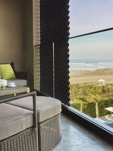 Terrasse mit Meerblick und gemütlichen Sitzgelegenheiten im Four Seasons Hotel Casablanca