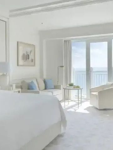 Helles Zimmer mit Himmelbett und Meerblick im Four Seasons Hotel Doha