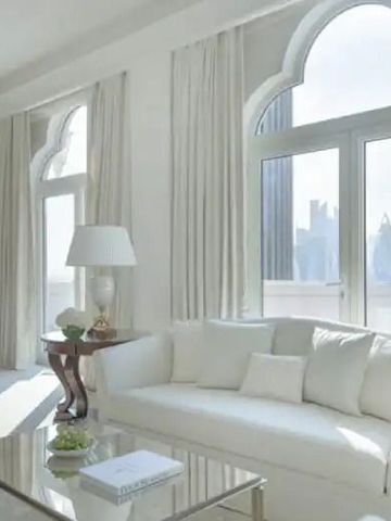 Helles Wohnzimmer mit großen Fenstern und Blick auf Doha im Four Seasons Hotel