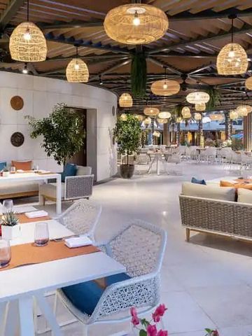 Elegantes Restaurant mit gemütlicher Atmosphäre und stilvoller Beleuchtung