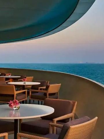 Terrasse mit Meerblick bei Sonnenuntergang und eleganter Bestuhlung