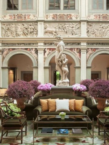 Prächtige Hotel-Lobby des Four Seasons Hotel Firenze mit Statue, Malereien und Pflanzen