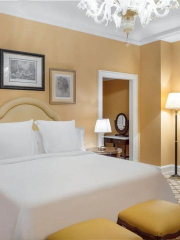 Luxuriöses Hotelzimmer mit elegantem, klassischem Design und Kronleuchter