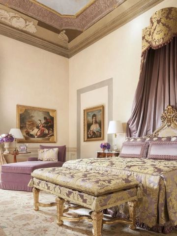 Opulentes Schlafzimmer im Four Seasons Hotel Firenze mit luxuriösem Dekor