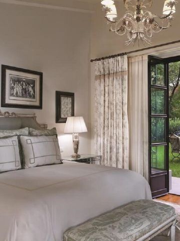 Hotelzimmer mit Blick auf einen gepflegten Garten im Four Seasons Hotel Firenze