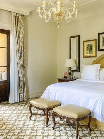 Elegantes Schlafzimmer mit luxuriösem Kronleuchter und Balkon im Four Seasons Hotel Firenze