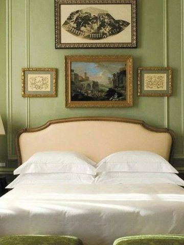 Klassisches Zimmer mit gepolstertem Bettkopfteil und antiker Wanddekoration