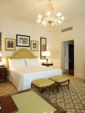 Luxuriöses Hotelzimmer mit elegantem Mobiliar und Kristallleuchter