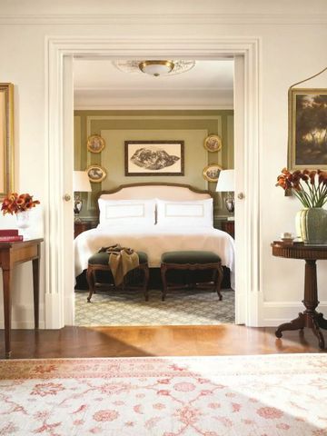 Elegantes Wohnzimmer mit Blick auf ein luxuriöses Schlafzimmer im Four Seasons Hotel Firenze