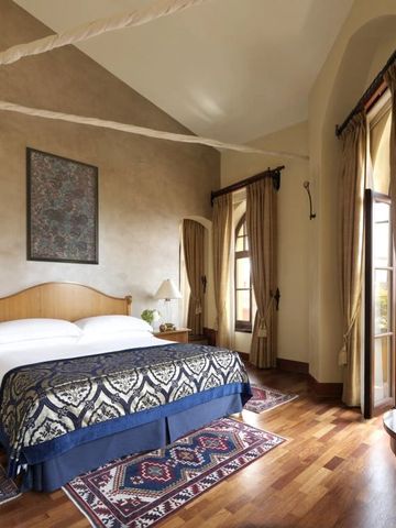 Luxuriöses Schlafzimmer mit Holzfußboden und Teppichen im osmanischen Stil