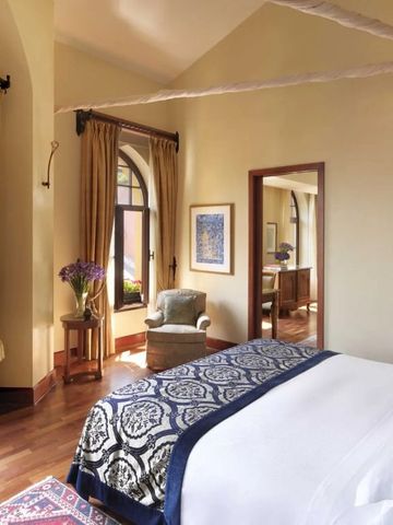 Geräumiges Schlafzimmer mit eleganten Vorhängen und Tageslicht