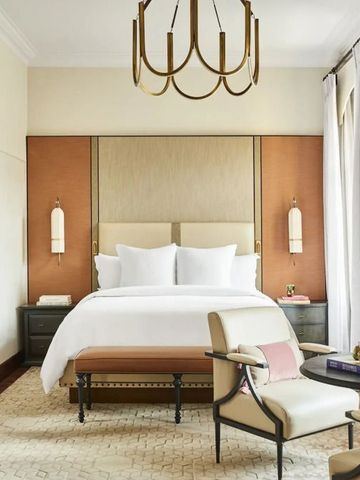 Elegantes Hotelzimmer mit einem großen Bett und stilvoller Einrichtung.