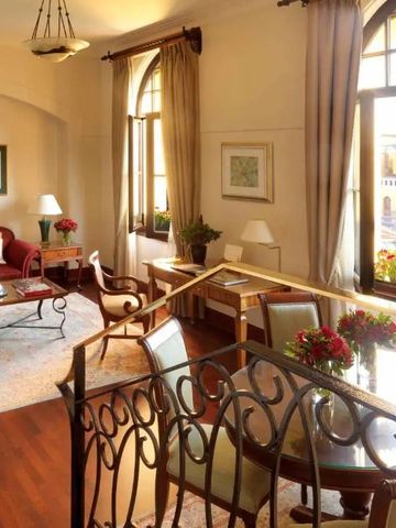 Elegantes Wohnzimmer mit großen Fenstern und geschmackvoller Dekoration.