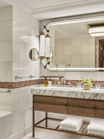 Elegantes Badezimmer mit großem Spiegel und Marmordetails im Four Seasons Hotel Istanbul at Sultanahmet