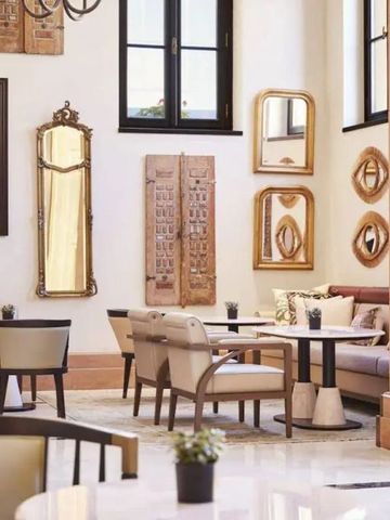 Elegante Hotellounge mit stilvollen Möbeln und Dekorationen im Four Seasons Hotel Istanbul at Sultanahmet