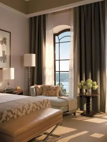 Luxuriöses Zimmer mit Blick auf den Bosporus, geschickt eingerichtetes Interieur und stilvolle Dekoration.