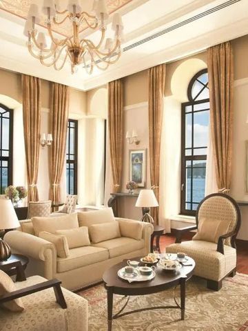 Luxuriöser Wohnbereich mit eleganter Einrichtung und großen Fenstern mit Sicht auf den Bosporus.