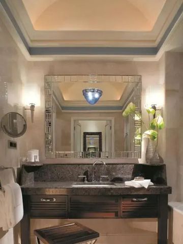 Luxuriöses Badezimmer im Four Seasons Hotel mit elegantem Spiegel und Beleuchtung